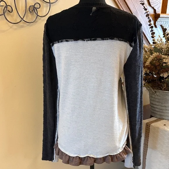 Gimmicks by BKE Black and White Patterned Cardigan with Black Lace Accents - Picture 9 of 14